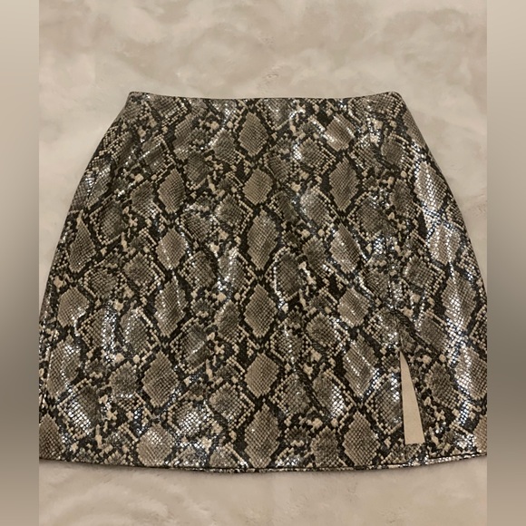 ❌❌SOLD ❌❌ ZARA - Animal Embossed Faux Leather Skirt - Picture 2 of 11